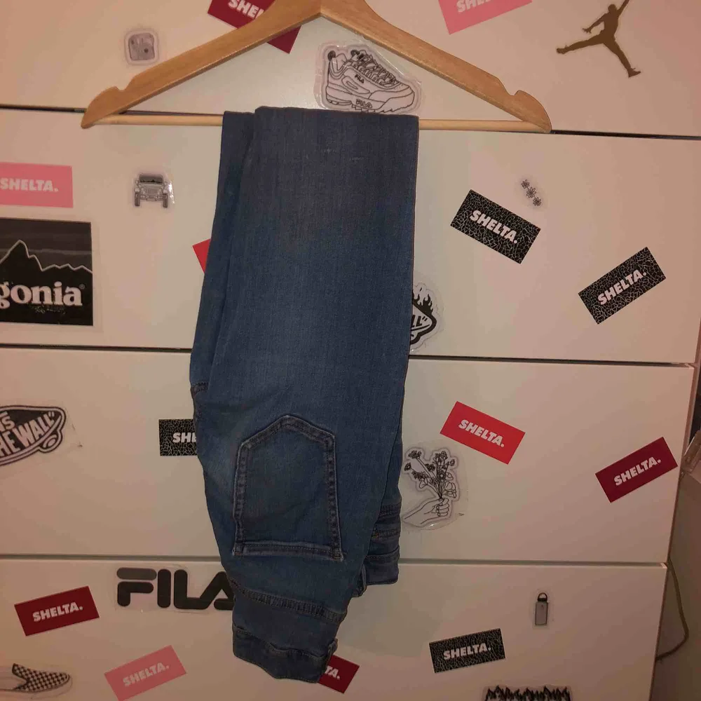 Ett par blå jeans från Gina i modellen Molly, lite stora för mig som har XS-XXS egentligen.💕 Har en liten slitning på höger ben där bak men den märks inte.. Jeans & Byxor.