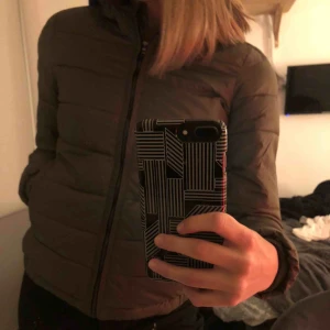  - Grön jacka från pull & bear i storlek S! Använd fåtal gånger och är i bra skick. Köparen står för frakt💓 (skulle mer säga att den är en XS)