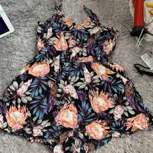  - Blommig jumpsuit, lite liten i storlek , inte mycket använd  Köpare står för frakt