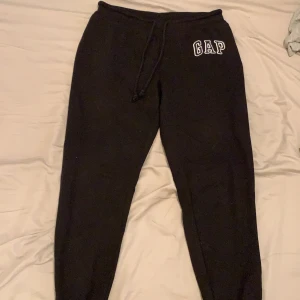 Byxor - Ett par äkta GAP byxor jag köpte I USA för ungefär 1 år sedan och de är knappt använda, har ett par grå också. FRI FRAKT