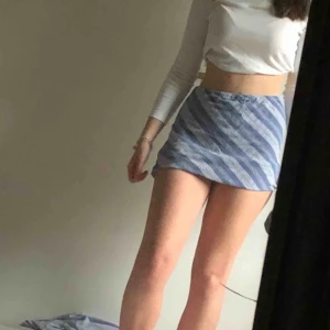  - Kjol från Indiska. På första och sista bilden är den uppvikt! Storlek M men är liten i storleken ✨✨