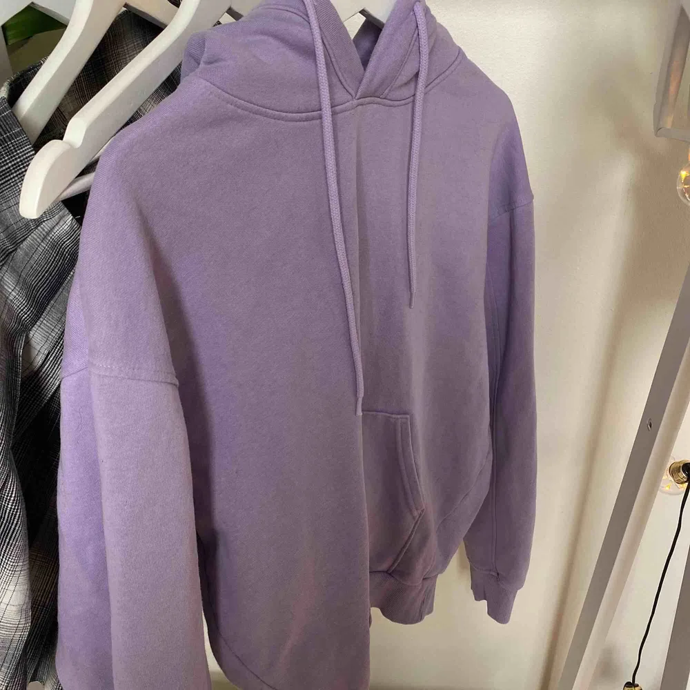 En fin trendig overzised hoodie från Weekday, fint skick! Vid flera intresserade gäller högsta bud, köparen står för frakt💕. Hoodies.