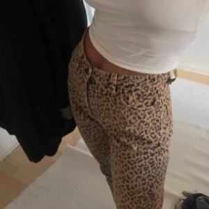  - Coola byxor ifrån Gina Tricot, säljer då dem knappt kommit till användning men dem är supersköna och i bra skick!  Frakten ingår! 