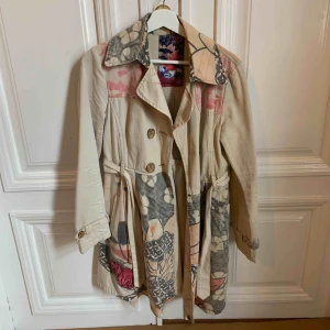  - Kappa från Desigual i storlek 40 men sitter som en 38/M!! Använd ett fåtal gånger och är i väldigt fint skick!