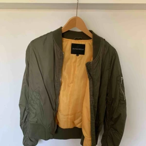 - Grön bomberjacka från Rut & circle