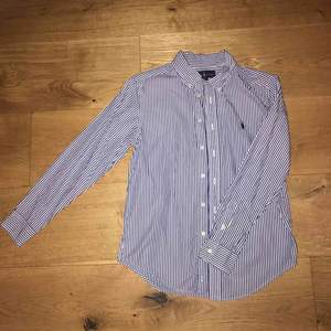 Ralph Lauren skjortor i super fint skick!    Storlek: 14-16 år (barn L) Pris: 150 kr/st eller 750 för alla Nypris: ca 700