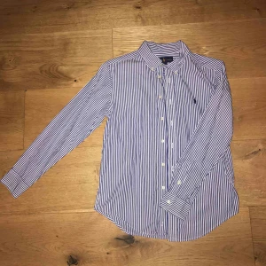  - Ralph Lauren skjortor i super fint skick!    Storlek: 14-16 år (barn L) Pris: 150 kr/st eller 750 för alla Nypris: ca 700