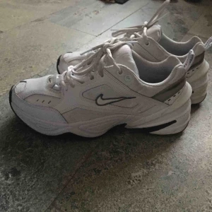 Nike M2K tekno sneakers - Säljer nu mina Nike M2K tekno! Säljer dom eftersom att dom va för stora för mig som har 36/37 vanligtvis :) Buda gärna! Budet ligger på 680 plus frakt som köparen står för. Budgivningen avslutas ikväll!