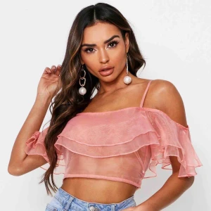  - Rosa topp ifrån boohoo, säljer för att den var för liten för mig. Storlek 40 men väldigt liten i storleken så skulle säga S egentligen. Frakten ingår inte!:)