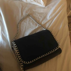 Väska  - Säljer nu min skit snygga tiamo väska som är helt slut såld! Du kan använda den som en handväska med kortare band eller göra den till ett längre band (på bilden har jag förkortat bandet) SÅ SNYGG! 😍lås tillföljer för att hålla väskan kort. Går att knipsa upp 