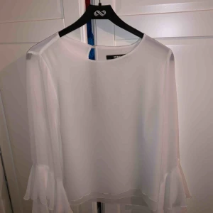  - Vit blus med volang armar ifrån bikbok. I bra skick 