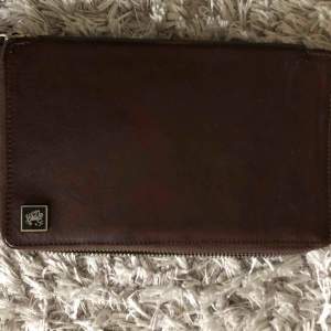 Plånbok eller en handväska som är köpt för ganska länge sen. Men inte blitt använd så många gånger snygg till killar med