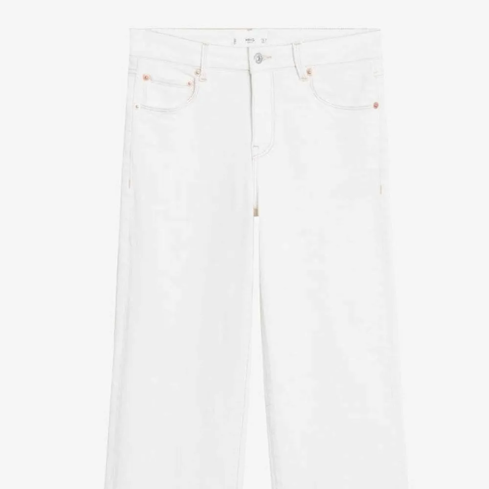 Vita jeans från mango! Modellen är audrey och de är i strl 34. 150kr + frakt! Köptes förra året, mycket fint skick💛🦋. Jeans & Byxor.