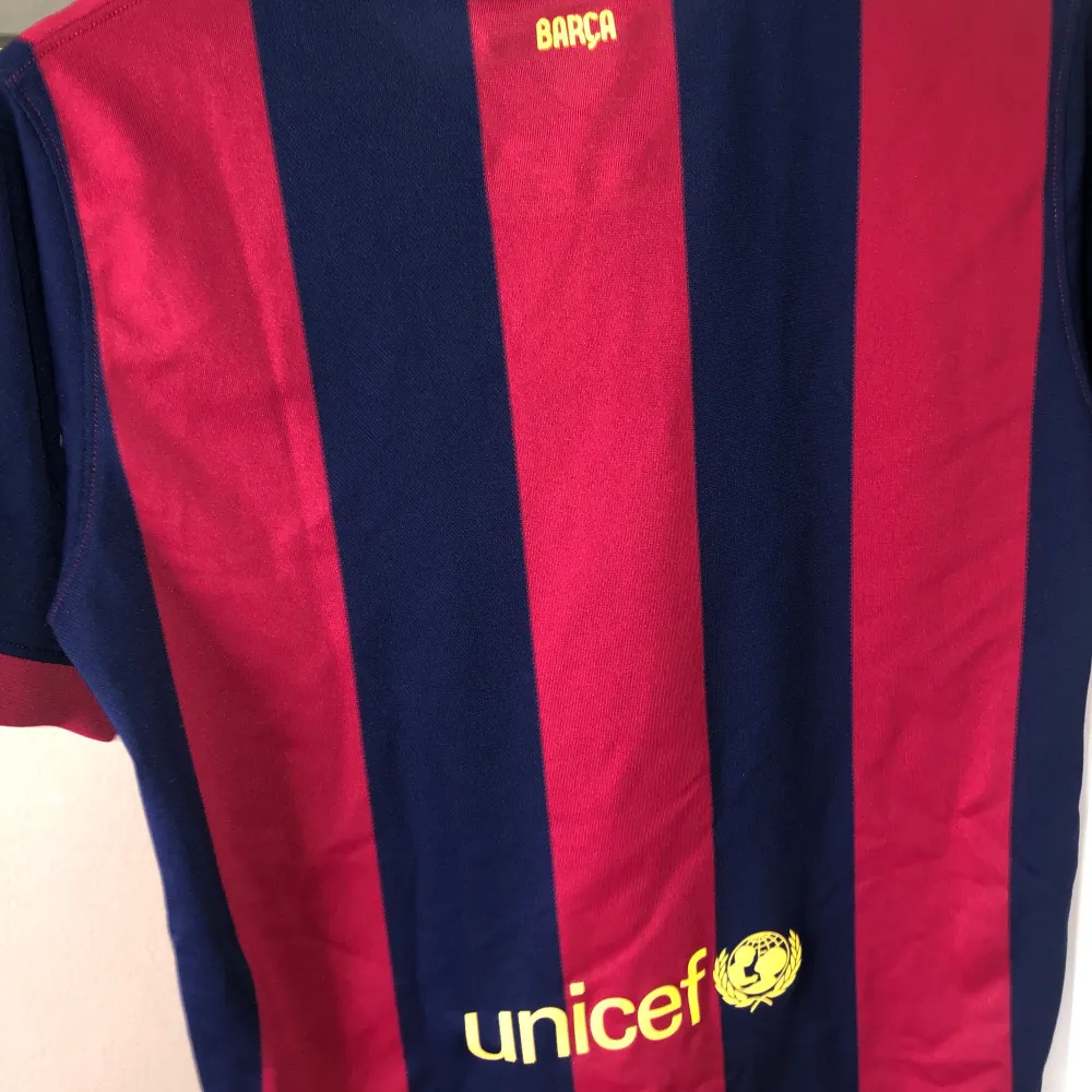 En Barca Matchtröja i nyskick, helt officiell och äkta köpt på plats. Storlek XL i barn (vanlig S), Nypris ca 700kr. . Hoodies.