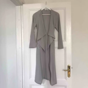 Grå kappa från Missguided - Grå tunn kappa från Missguided. Knappast använd. 