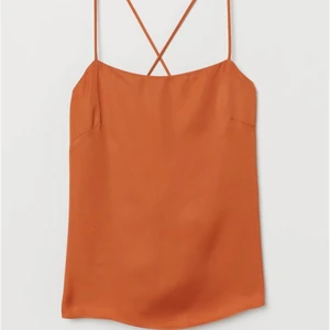 Oanvänt linne med lapp på - Intressekoll på detta oanvända linne med lapp kvar 🥰 från H&M, köpte för 150, säljs för 112! Storlek 38 men passar fler då man knyter bandet till önskad längd i ryggen 