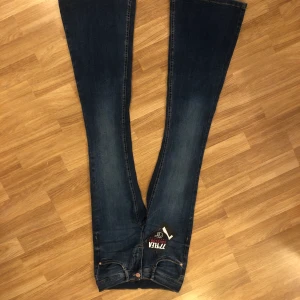 Nya jeans strl 36 - Nya jeans från bubbleroom.