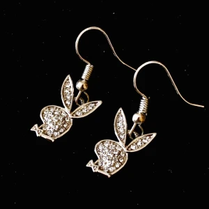  - Playboy örhängen i silver, med strass! Superfina och oanvända. Frakt ingår i priset🐰💜 Kan byta delen som sitter i örat om det önskas!