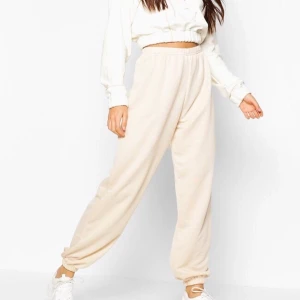 Mjukisbyxor från Boohoo - Intressekoll på dessa beiga mjukisbyxor från boohoo, helt nya med prislappen kvar. Storlek M men passar allt från XS-m beroende på hur man vill att dom ska sitta. Köpare står för frakt, möts annars upp på Södermalm. 