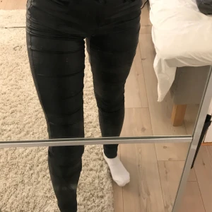 Populära  vero Moda skin byxorna - Jätte snygga skin byxor från Vero Moda! .Köparen står för frakten. Ansvarar inte för postens slarv.