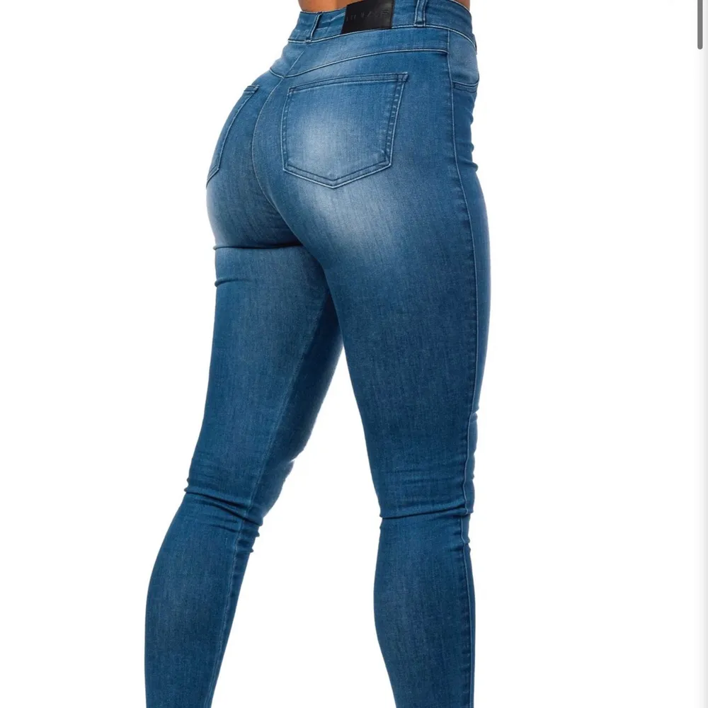 Så otroligt snygga och sköna jeans från Fitjeans! Populärt märke för sin kvalite och stretch i jeansen, jeansen är nya , provade två gånger men tyvärr fel storlek för mig. Köpta för nypris 1077kr färgen heter azure blue .  Kan skickas med frakt . Jeans & Byxor.