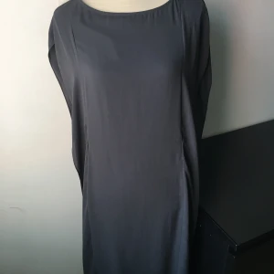 Cos - Klänning från cos i storlek 38 säljes. Frakt tillkommer om den ska skickas.