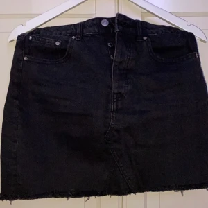 Svart jeanskjol  - Jeanskjol i svart från ginatricot. Används inte längre är i fint skick.