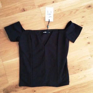 Offshoulder topp - Oanvänd offshoulder topp som håller formen, prislapp kvar. Inköpspris 199kr, säljer för 50kr