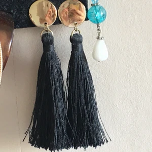 Fransörhängen från H&M - Använda fåtal gånger, frakt kostar 11kr😛😛 ”fransarna” är 6cm