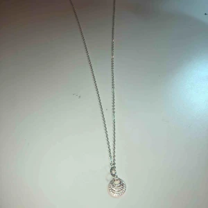  - Jättefint halsband från Snö of Sweden! Säljer då de inte kommer till användning, nypris ca 300 kr. ❣️❣️❣️