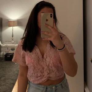 Sommar topp - En fin topp som passar perfekt till en kjol på sommaren! Kommer från zara och är i stolen S. 