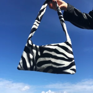 Sunny Side zebra handväska !!  🍒 - Bara en kvar!!!  tillverkad med blixtlås och underbar babyblå fodring 🦋  handgjord av mig med kärlek !!  kommer att göra mer med olika tyger snart !!