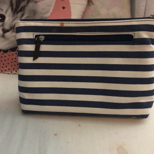 Smink låda - Blå vit randig stor två fack bra att ta med när man reser eller åker bort till nån släkting 