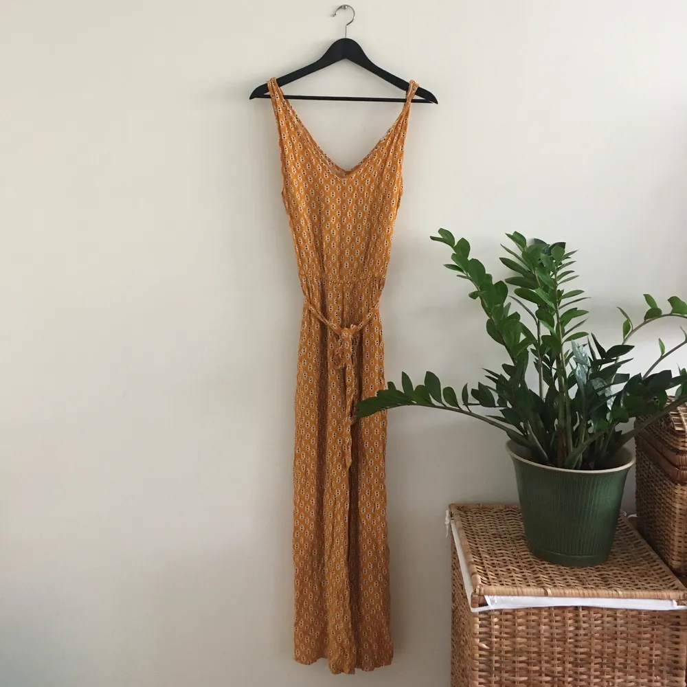 Måste tyvärr sälja denna drömmiga byxdress som jag har köpt på second hand i Amsterdam! Den är alldeles för stor på mig vid axelbanden! Nu får någon annan ta över denna skönhet! Mycket skön! Frakten är inräknad! . Klänningar.