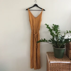 Drömmig, vintage byxdress - Måste tyvärr sälja denna drömmiga byxdress som jag har köpt på second hand i Amsterdam! Den är alldeles för stor på mig vid axelbanden! Nu får någon annan ta över denna skönhet! Mycket skön! Frakten är inräknad! 