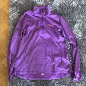 Craft löpartröja - Jätteskön att träna i, står L men små i storlekarna. Passar mig som är S 