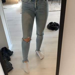 Säljer mina ljusa jeans från bikbok med hål på, super snygga och super sköna, köparen står för frakt