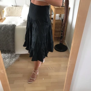 Svart lång kjol - Superfin svart lång kjol med lite volanger. Storlek XS från Saint Tropez