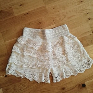 Beige Shorts/kjol🦋 - Virkade short som ser ut som kjol på. Notera att virkningen gått upp lite på bild nr. 3 ❤️