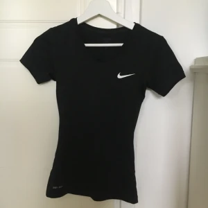 Nike PRO t-shirt strl xs - Jättefin träningströja i riktigt bra skick. Figursydd och rund halsringning⭐️