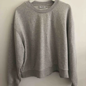 - Säljer denna sweatshirt från Weekday i modellen Huge då den är för stor för mig. Använd ca två gånger och tvättad. 
