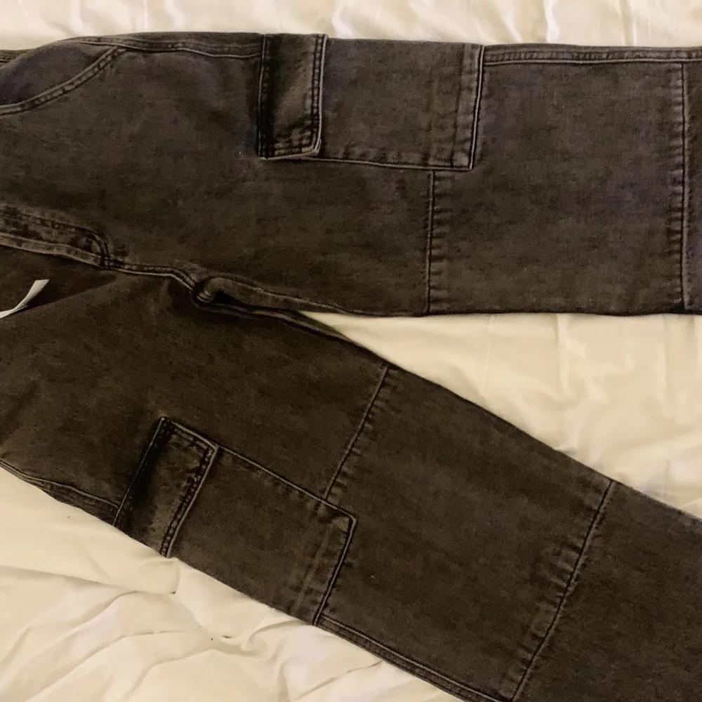 Svarta cargo style jeans fr top shop 💕 aldrig använda, 500kr inkl frakt. Jeans & Byxor.