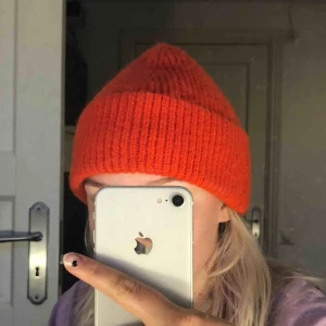  - Röd stickad mössa ifrån hm, frakt 22💗