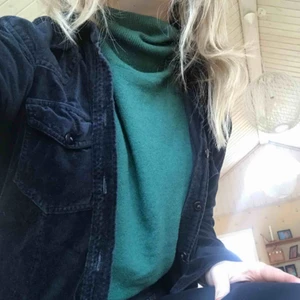  - Mörkgrön polotröja. Fint ull tyg och går in vid midjan. Knappast använd och i mycket gott skick. Storlek L men passar mig som har S.🍃 