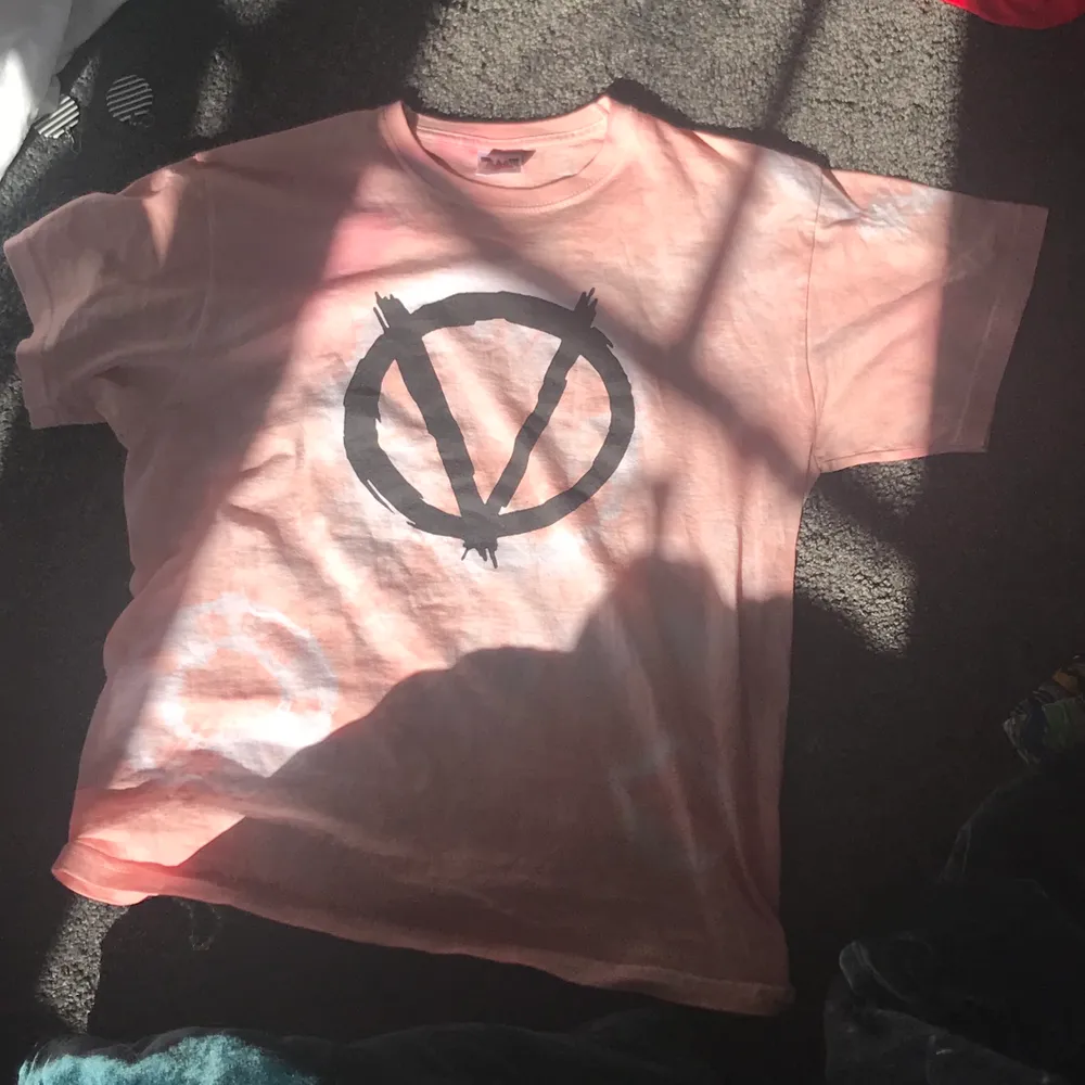  T-shirt med tryck som jag färgade rosa själv för jättelängesen 🌞. T-shirts.