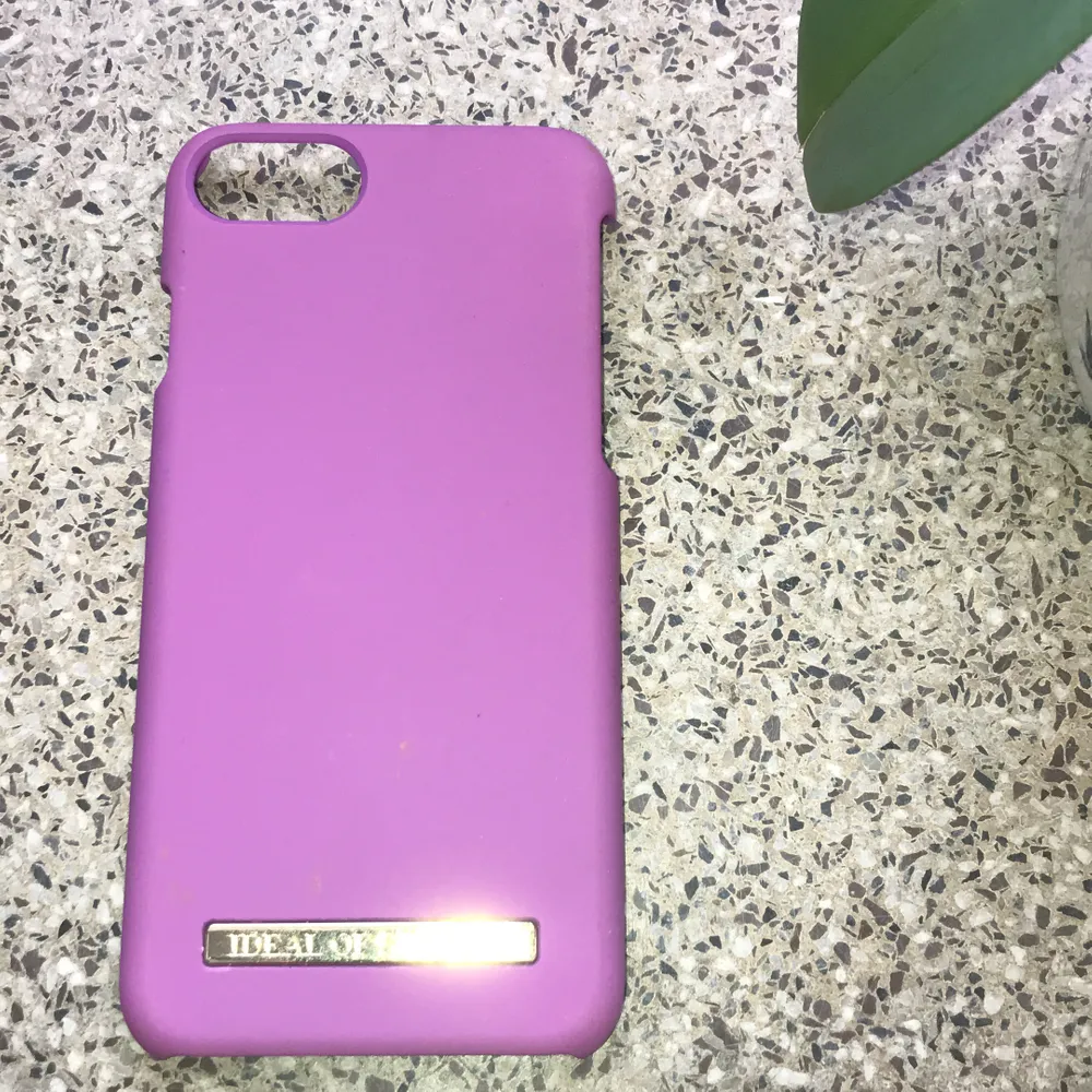 • Ett IPhone 7 skal från iDeal of Sweden i fin lilla/rosa färg.                                                           •Förutom dom små fläckarna på skalet så är den i bra skick! Frakten ingår! . Accessoarer.
