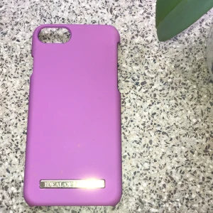 iPhone skal💟 - • Ett IPhone 7 skal från iDeal of Sweden i fin lilla/rosa färg.                                                           •Förutom dom små fläckarna på skalet så är den i bra skick! Frakten ingår! 