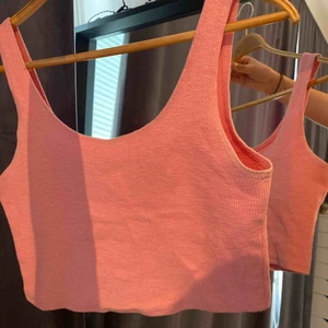  - Säljer det här fina rosa linnet från weekday, den sitter som en S enligt mig men skulle även passa en M, den är stretchig!