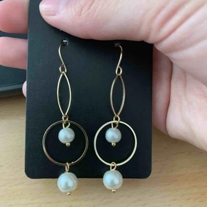  - Oanvända supersnygga örhängen! Frakt endast 11 kr