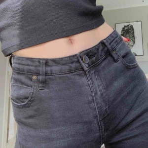  - Black skinny jeans with rips on the knees!! Worn in !! Bought for 800 kr selling for 150kr ! Meet up in stockholm or pay for shipping 